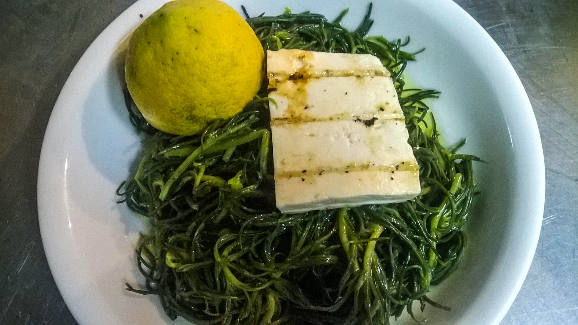 Χόρτα με κατσικίσιο τυρί